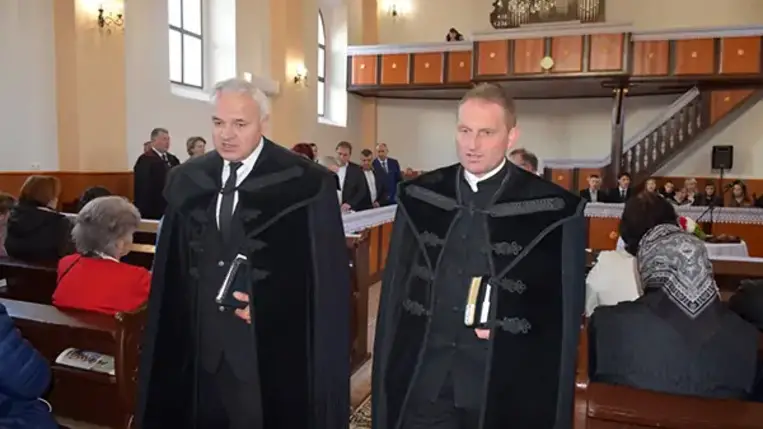 A közelebbi-távolabbi településekről érkezett hívekkel együtt azért adtak hálát, hogy a magyar kormány támogatásával először a templomtetőt sikerült lecserélni, majd elvégezni a templombelső teljes felújítását. Fotó: Kovács Elemér