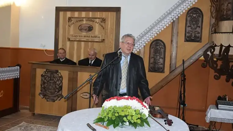 A közelebbi-távolabbi településekről érkezett hívekkel együtt azért adtak hálát, hogy a magyar kormány támogatásával először a templomtetőt sikerült lecserélni, majd elvégezni a templombelső teljes felújítását. Fotó: Kovács Elemér