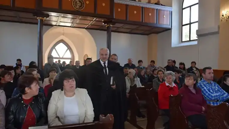 A közelebbi-távolabbi településekről érkezett hívekkel együtt azért adtak hálát, hogy a magyar kormány támogatásával először a templomtetőt sikerült lecserélni, majd elvégezni a templombelső teljes felújítását. Fotó: Kovács Elemér