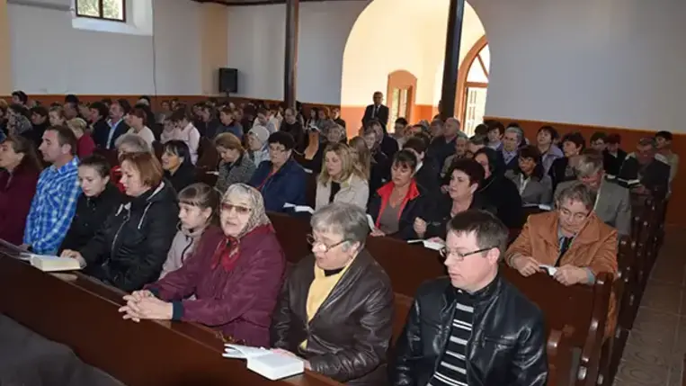A közelebbi-távolabbi településekről érkezett hívekkel együtt azért adtak hálát, hogy a magyar kormány támogatásával először a templomtetőt sikerült lecserélni, majd elvégezni a templombelső teljes felújítását. Fotó: Kovács Elemér