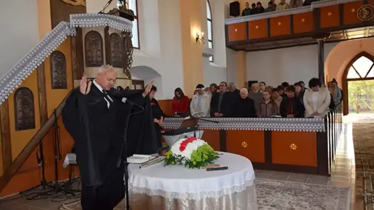 A közelebbi-távolabbi településekről érkezett hívekkel együtt azért adtak hálát, hogy a magyar kormány támogatásával először a templomtetőt sikerült lecserélni, majd elvégezni a templombelső teljes felújítását. Fotó: Kovács Elemér