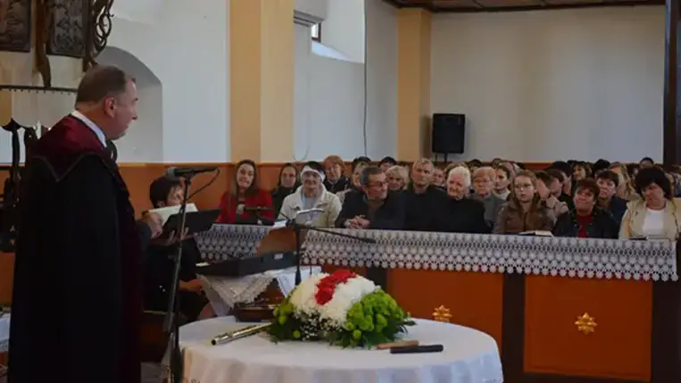 A közelebbi-távolabbi településekről érkezett hívekkel együtt azért adtak hálát, hogy a magyar kormány támogatásával először a templomtetőt sikerült lecserélni, majd elvégezni a templombelső teljes felújítását. Fotó: Kovács Elemér