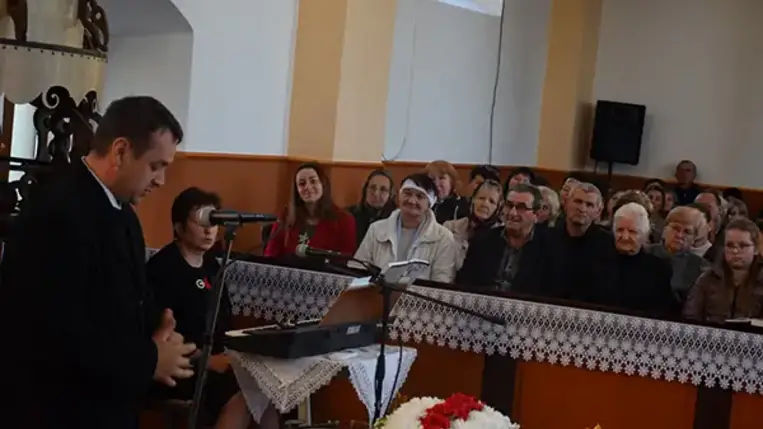 A közelebbi-távolabbi településekről érkezett hívekkel együtt azért adtak hálát, hogy a magyar kormány támogatásával először a templomtetőt sikerült lecserélni, majd elvégezni a templombelső teljes felújítását. Fotó: Kovács Elemér