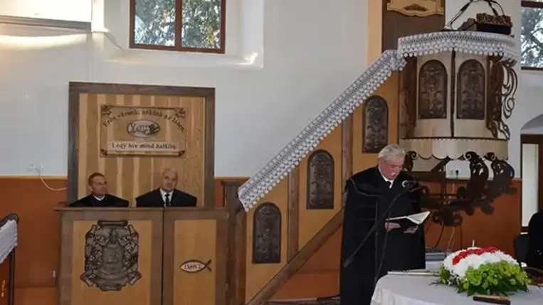 A közelebbi-távolabbi településekről érkezett hívekkel együtt azért adtak hálát, hogy a magyar kormány támogatásával először a templomtetőt sikerült lecserélni, majd elvégezni a templombelső teljes felújítását. Fotó: Kovács Elemér