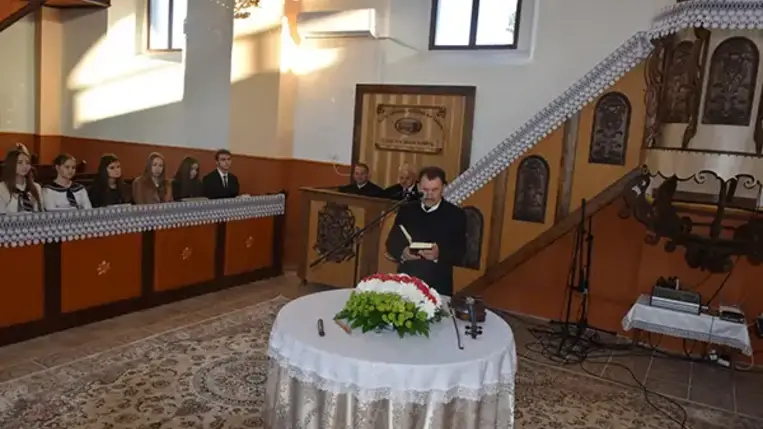 A közelebbi-távolabbi településekről érkezett hívekkel együtt azért adtak hálát, hogy a magyar kormány támogatásával először a templomtetőt sikerült lecserélni, majd elvégezni a templombelső teljes felújítását. Fotó: Kovács Elemér