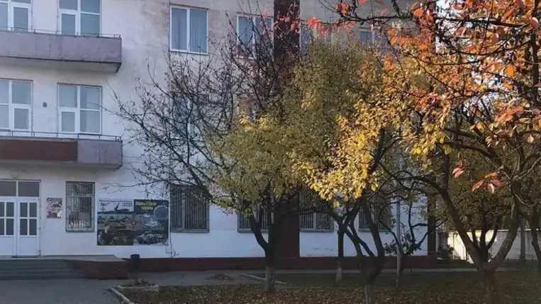 Kiugrott a hadkiegészítő ablakából egy fiatalember, eltörte a lábát