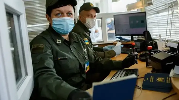 Kenőpénzt ajánlott a rendőröknek egy szabálysértő sofőr a csapi ellenőrző pontnál