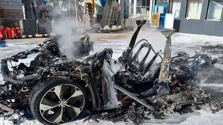 Töltés közben égett hamuvá egy drága villanyautó Székesfehérváron