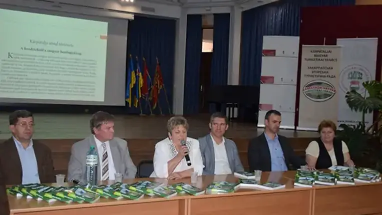 Munkács, Nagyszőlős, Visk után végre a beregszászi közönség is közelebbről ismerhette meg a kiadványt és annak szerzőit. Fotó: Kovács Elemér