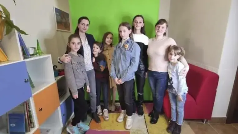 Mondics-Kurmay Lívia számára a nyelvtanulás hobbi és munka egyaránt. Az általa vezetett Start Nyelvközpont az a nyelviskola, ahol a kicsik játékos formában sajátíthatnak el egy-egy idegen nyelvet. 