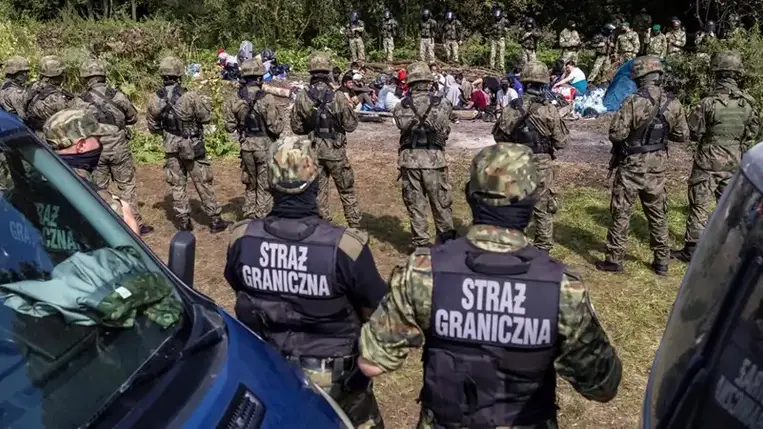 Özönlenek a migránsok Lengyelországba