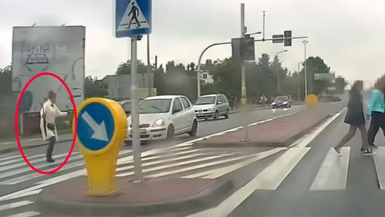 Átengedték a nőt a zebrán, ami ezután jött, attól még a rendőrök ereiben is megfagyott a vér (Video)