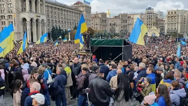 Mintegy tízezren vonultak fel Kijevben Ukrajna védőinek napján
