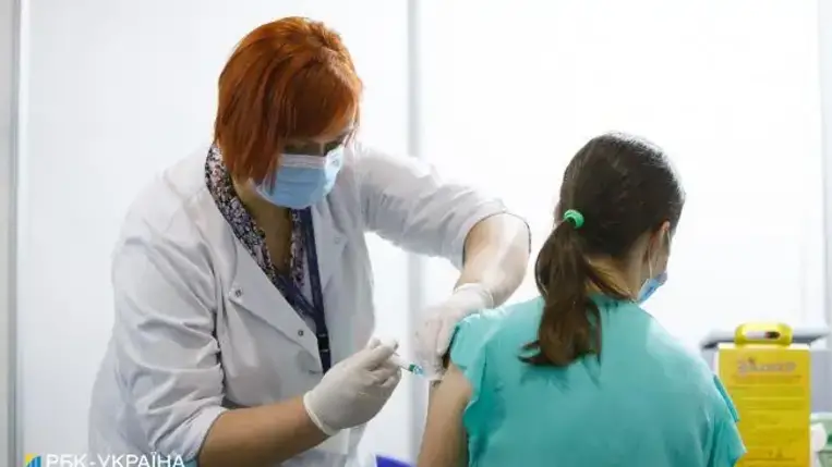 Hamarosan elkezdik a 14 és 18 éves közötti korosztály koronavírus elleni beoltását Ukrajnában, az ehhez szükséges dokumentumokat az egészségügyi minisztérium már elkészítette - közölte vasárnap Oleh Ruban, a fogyasztóvédelmi szolgálat kijevi részlegének igazgatója egy tévéműsorban.