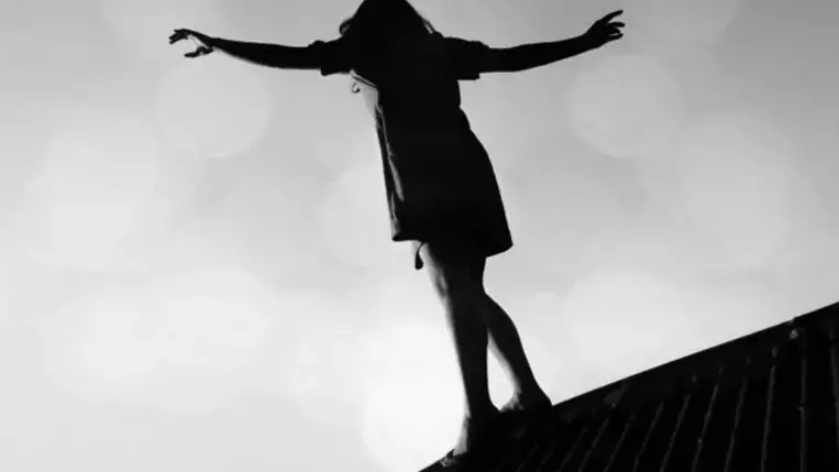 Beregszászban egy nő kiugrott egy lakóház ötödik emeletéről