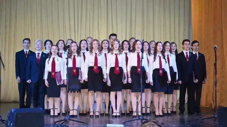 A Nagyberegi Református Líceum diákjainak szalagtűző ünnepségén