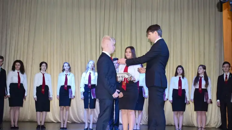 A Nagyberegi Református Líceum diákjainak szalagtűző ünnepségén