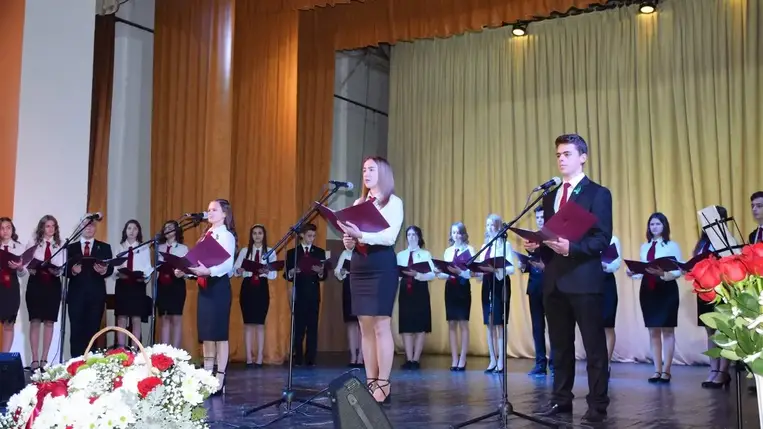 A Nagyberegi Református Líceum diákjainak szalagtűző ünnepségén