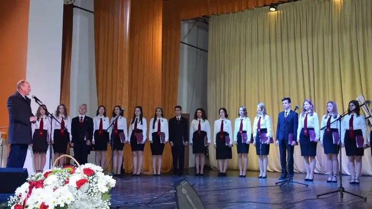 A Nagyberegi Református Líceum diákjainak szalagtűző ünnepségén