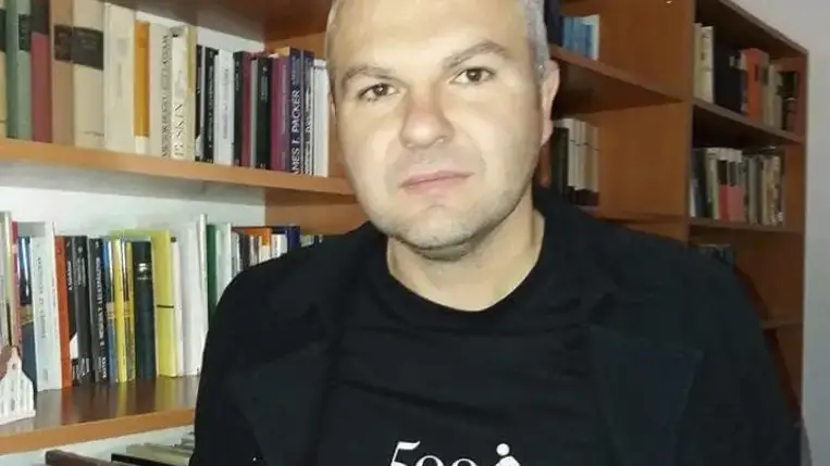 Sápi Zsolt először a marketing tudományába vetette bele magát, végül mégis a teológia felé fordult, és ma már felszentelt lelkészként hirdeti Isten igéjét.