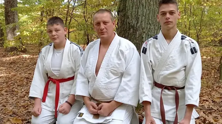 A vári születésű Sipos András karate- és judoedző óráin a fogások oktatása mellett a közösségépítésre is nagy hangsúlyt fektet. 