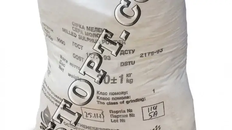 Olcsóbb és hatékony megoldás a kénpor használata. A magyar szakirodalomban ventilált kénpor néven emlegetik, míg Ukrajnában takarmány kén néven (szirka kormova) szerezhető be az interneten keresztül.