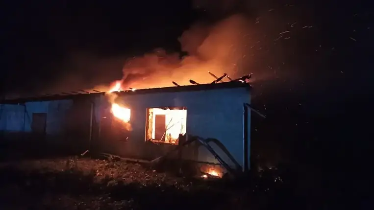 Beregszászban kigyulladt egy élelmiszerüzlet a hozzátartozó raktárral együtt.  A tüzet sikeresen eloltották.