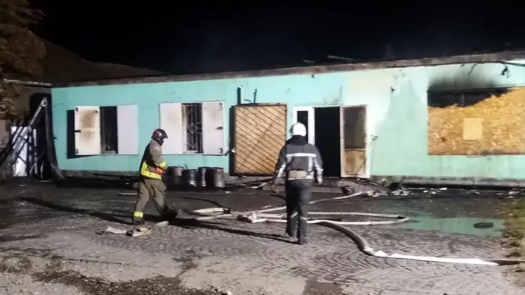 Beregszászban kigyulladt egy élelmiszerüzlet a hozzátartozó raktárral együtt.  A tüzet sikeresen eloltották.