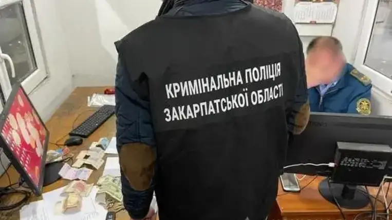 Az asztélyi határátkelőn szolgálatot teljesítő vámost mintegy 10 ezer hrivnya kenőpénz átvételekor vették őrizetbe.