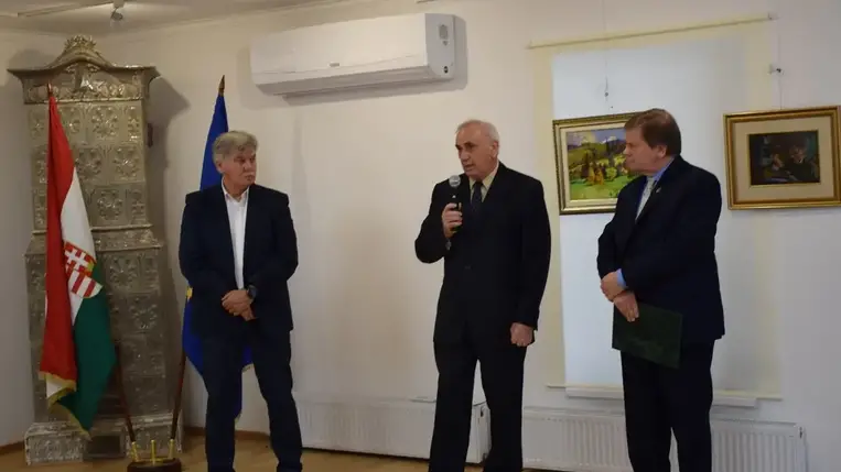 Garanyi József műveiből nyílt kiállítás a beregszászi konzulátuson