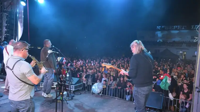 Fergeteges Ismerős Arcok-koncert Beregszászon