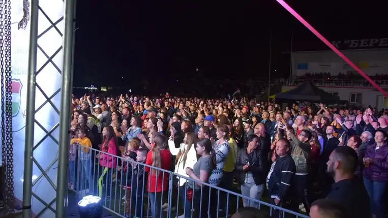 Fergeteges Ismerős Arcok-koncert Beregszászon