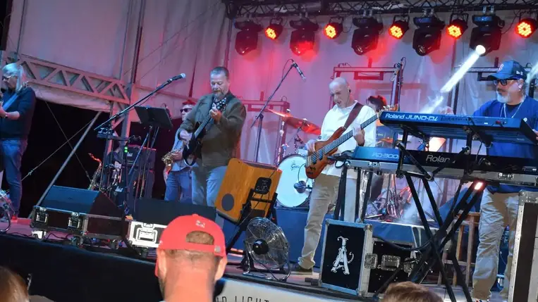 Fergeteges Ismerős Arcok-koncert Beregszászon