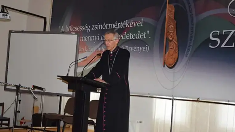 A Munkácsi Szent István Líceumot két évtizeddel ezelőtt azzal a céllal alapította a Szent Márton Karitász, hogy legyen egy olyan katolikus egyházi oktatási intézmény Kárpátalján, ahol az alapos tudás megszerzésének lehetősége mellett keresztény szellemiségben nevelkedhetnek a fiatalok. És a húsz évvel ezelőtt született iskola azóta betölti szerepét. Szeptember 24-én a Latorca-parti városban az 1905-ben ezen a napon felszentelt katolikus templomban ezért adtak hálát.