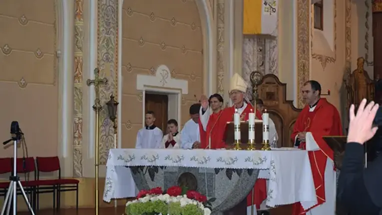 A Munkácsi Szent István Líceumot két évtizeddel ezelőtt azzal a céllal alapította a Szent Márton Karitász, hogy legyen egy olyan katolikus egyházi oktatási intézmény Kárpátalján, ahol az alapos tudás megszerzésének lehetősége mellett keresztény szellemiségben nevelkedhetnek a fiatalok. És a húsz évvel ezelőtt született iskola azóta betölti szerepét. Szeptember 24-én a Latorca-parti városban az 1905-ben ezen a napon felszentelt katolikus templomban ezért adtak hálát.