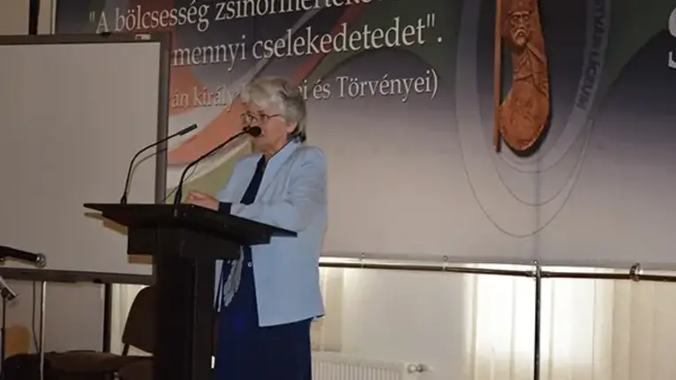 A Munkácsi Szent István Líceumot két évtizeddel ezelőtt azzal a céllal alapította a Szent Márton Karitász, hogy legyen egy olyan katolikus egyházi oktatási intézmény Kárpátalján, ahol az alapos tudás megszerzésének lehetősége mellett keresztény szellemiségben nevelkedhetnek a fiatalok. És a húsz évvel ezelőtt született iskola azóta betölti szerepét. Szeptember 24-én a Latorca-parti városban az 1905-ben ezen a napon felszentelt katolikus templomban ezért adtak hálát.