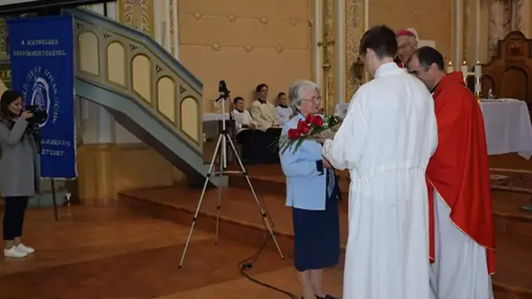 A Munkácsi Szent István Líceumot két évtizeddel ezelőtt azzal a céllal alapította a Szent Márton Karitász, hogy legyen egy olyan katolikus egyházi oktatási intézmény Kárpátalján, ahol az alapos tudás megszerzésének lehetősége mellett keresztény szellemiségben nevelkedhetnek a fiatalok. És a húsz évvel ezelőtt született iskola azóta betölti szerepét. Szeptember 24-én a Latorca-parti városban az 1905-ben ezen a napon felszentelt katolikus templomban ezért adtak hálát.