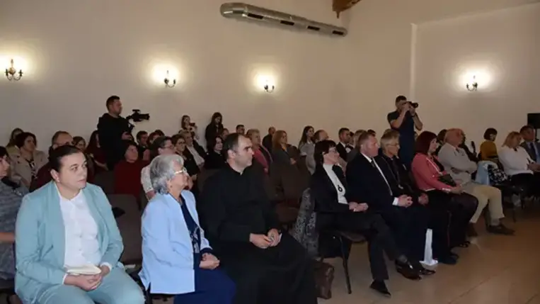 A Munkácsi Szent István Líceumot két évtizeddel ezelőtt azzal a céllal alapította a Szent Márton Karitász, hogy legyen egy olyan katolikus egyházi oktatási intézmény Kárpátalján, ahol az alapos tudás megszerzésének lehetősége mellett keresztény szellemiségben nevelkedhetnek a fiatalok. És a húsz évvel ezelőtt született iskola azóta betölti szerepét. Szeptember 24-én a Latorca-parti városban az 1905-ben ezen a napon felszentelt katolikus templomban ezért adtak hálát.