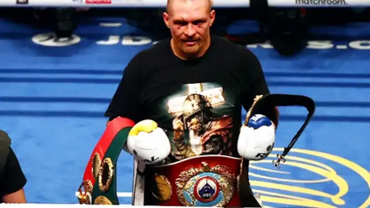 Uszik visszaadta Joshuának a világbajnoki öveket (Video)