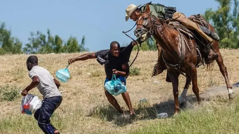 Ostorral fordították vissza az amerikai határőrök az illegális migránsokat a határon