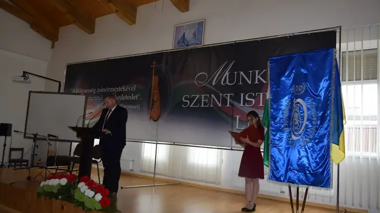 A hit és a kultúra, a közösség és a szülőföld együttesen azok az értékek, amelyekkel a Munkácsi Szent István Líceum 20 éve gazdagítja a kárpátaljai magyarság életét – hangsúlyozta Potápi Árpád János. 