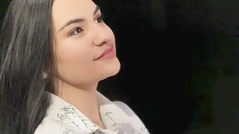 A nagymuzsalyi születésű Cséke Adrienn előbb a Beregszászi Illyés Gyula Magyar Nemzeti Színház Ficseri Gyermekstúdiójában bontogatta a szárnyait, ma pedig már segédszínészként tevékenykedik a színház berkein belül.