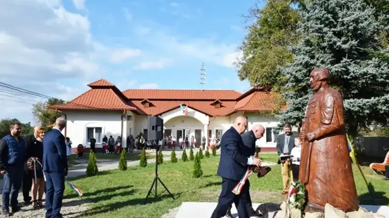 Igaz, hogy amikor Széchenyi a folyami közlekedés megteremtésén fáradozott, 1847 szeptemberében itt, Csetfalván megfeneklett a hajója, ám eszméi és tervei fokozatosan megvalósultak.