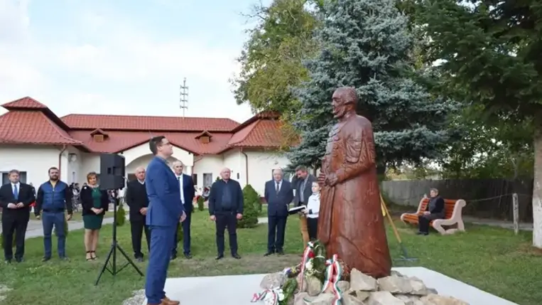 Igaz, hogy amikor Széchenyi a folyami közlekedés megteremtésén fáradozott, 1847 szeptemberében itt, Csetfalván megfeneklett a hajója, ám eszméi és tervei fokozatosan megvalósultak.