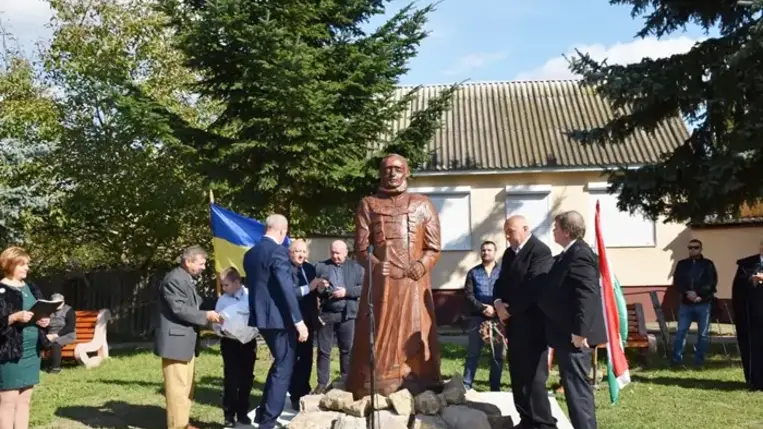 Igaz, hogy amikor Széchenyi a folyami közlekedés megteremtésén fáradozott, 1847 szeptemberében itt, Csetfalván megfeneklett a hajója, ám eszméi és tervei fokozatosan megvalósultak.