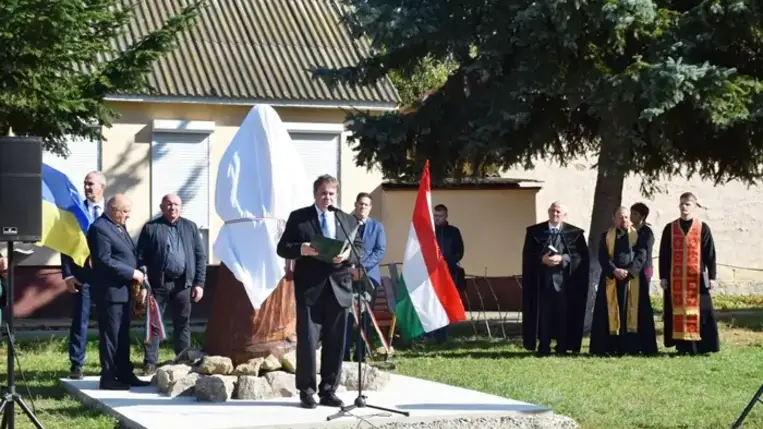 Igaz, hogy amikor Széchenyi a folyami közlekedés megteremtésén fáradozott, 1847 szeptemberében itt, Csetfalván megfeneklett a hajója, ám eszméi és tervei fokozatosan megvalósultak.