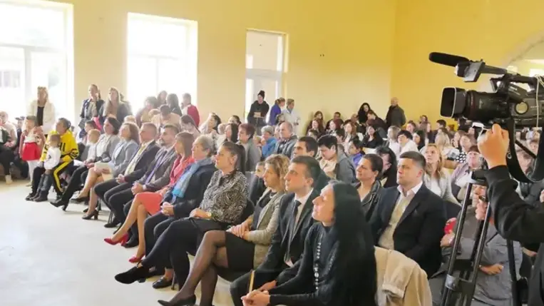 Tiszabökény ügyes kezű lakosai összefogtak és színpompás népművészeti-, illetve kézműves kiállításon mutatták be, mire képes a tehetség.