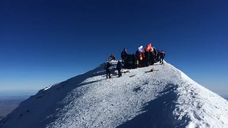 Halálos baleset történt az Elbruszon, orosz alpinisták kerültek viharba