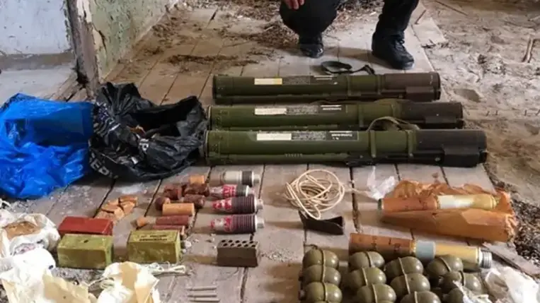 Az Ukrán Biztonsági Szolgálat (SzBU) munkatársai robbanóanyagokkal teli rejtekhelyet fedeztek fel a Beregszászi járásban. Többek között több mint 2 kg robbanószert és páncéltörő gránátot foglaltak le.