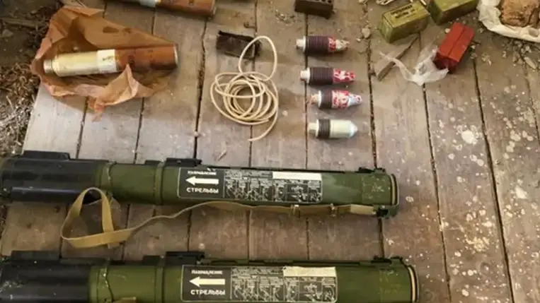 Az Ukrán Biztonsági Szolgálat (SzBU) munkatársai robbanóanyagokkal teli rejtekhelyet fedeztek fel a Beregszászi járásban. Többek között több mint 2 kg robbanószert és páncéltörő gránátot foglaltak le.